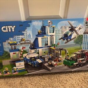 Hard to come by brand new LEGO City Police Station Building Set -new